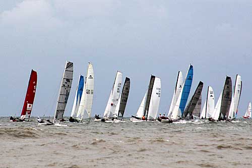 Attached picture 116094-F16_NAM_REM_race_2007_Marcus_leading.jpg
